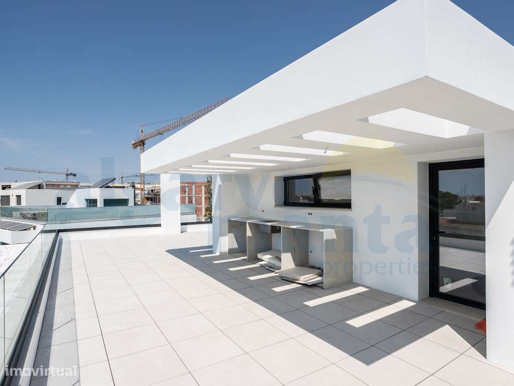 Moradia T4 de Arquitetura Contemporânea com Piscina, Rooftop e Vist...-6