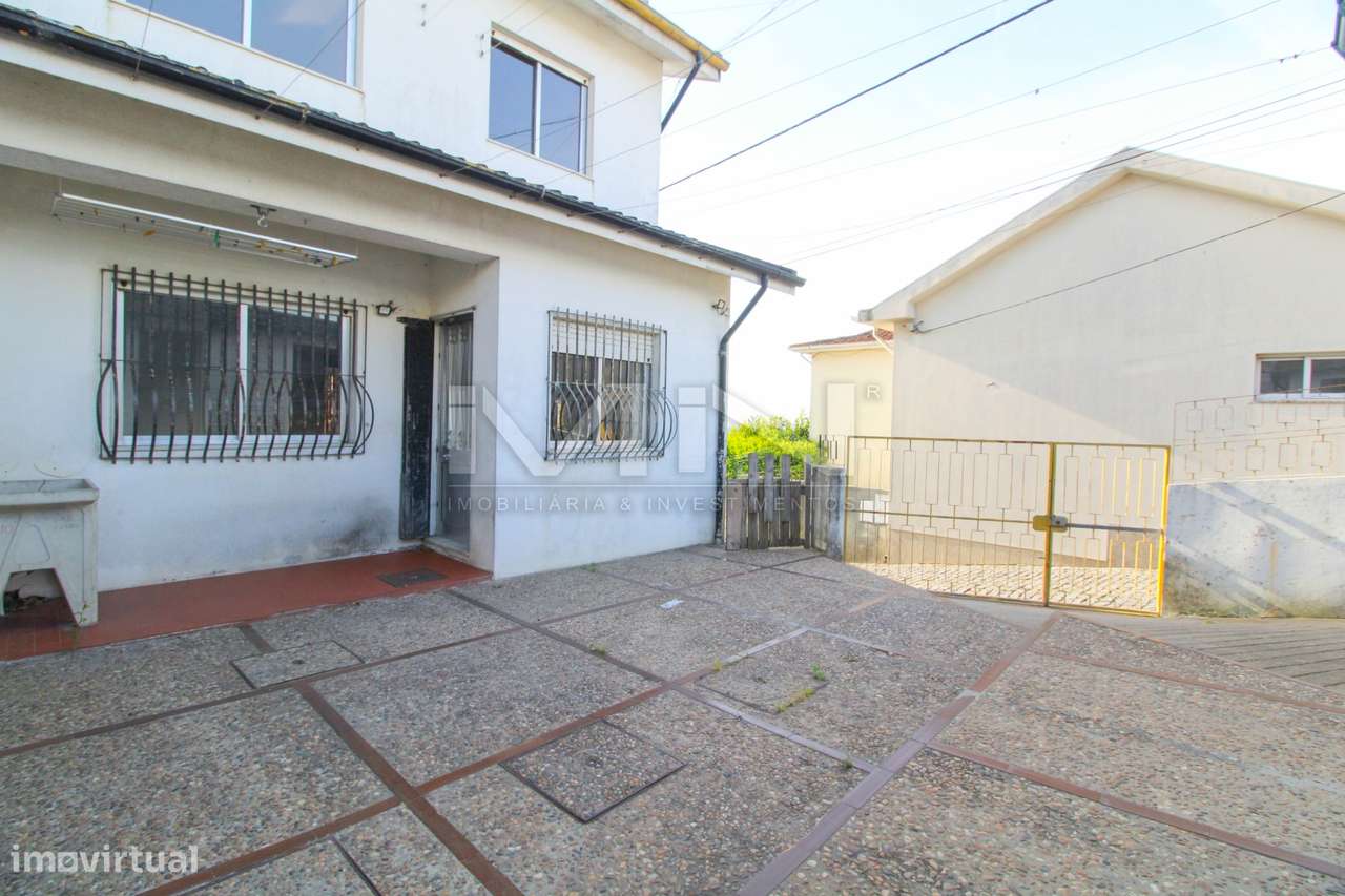 Moradia de 3 Frentes com Vista Panorâmica no Coração de Gondomar-43