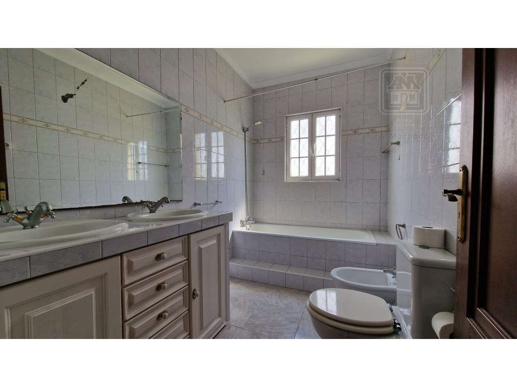 VENDA de MORADIA - VIVENDA T4+1 com Jardim e Garagem - Relva, Ponta...-34