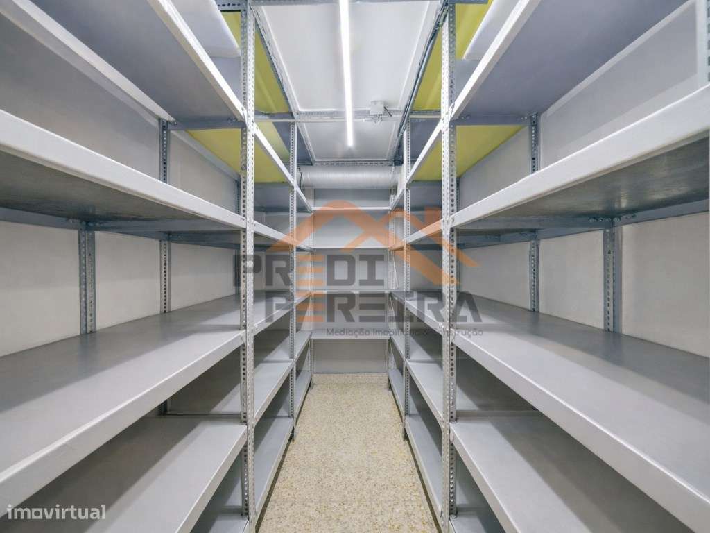Situado em Odivelas, armazém com cerca de 180 m2.-15