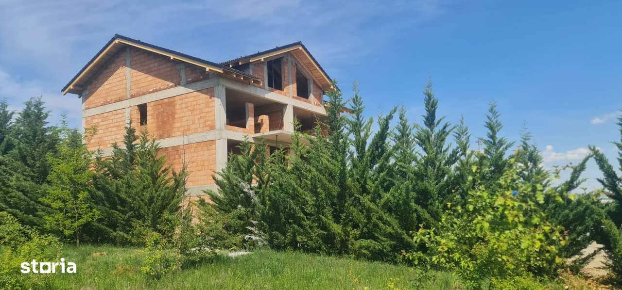 Apartament 3 camere, 110 mp curte, parcare, inconjurat de zona verde - Imagine principală: 4/5