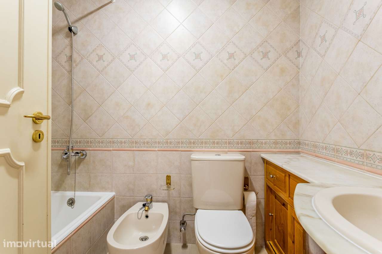 Apartamento T2 em Benfica, com 2 WC's, Varandas e Garagem - Grande imagem: 3/28