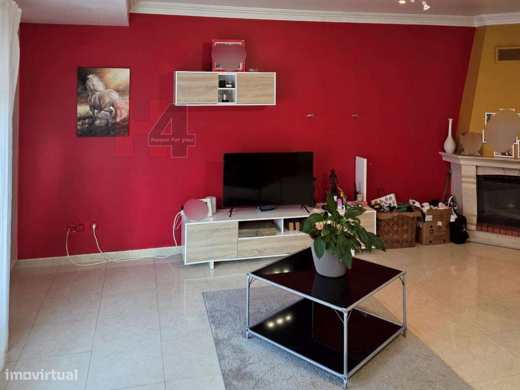 T2 com box e ótima localização na Amadora-3