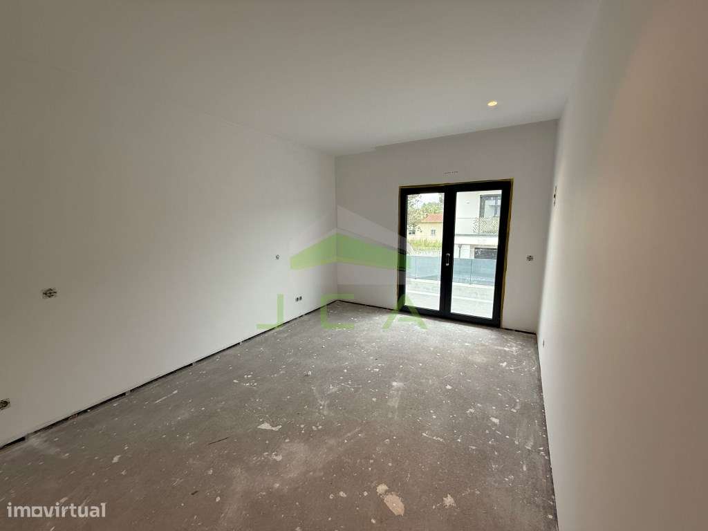 Moradia V3 nova com jardim, na zona dos Pousos-15