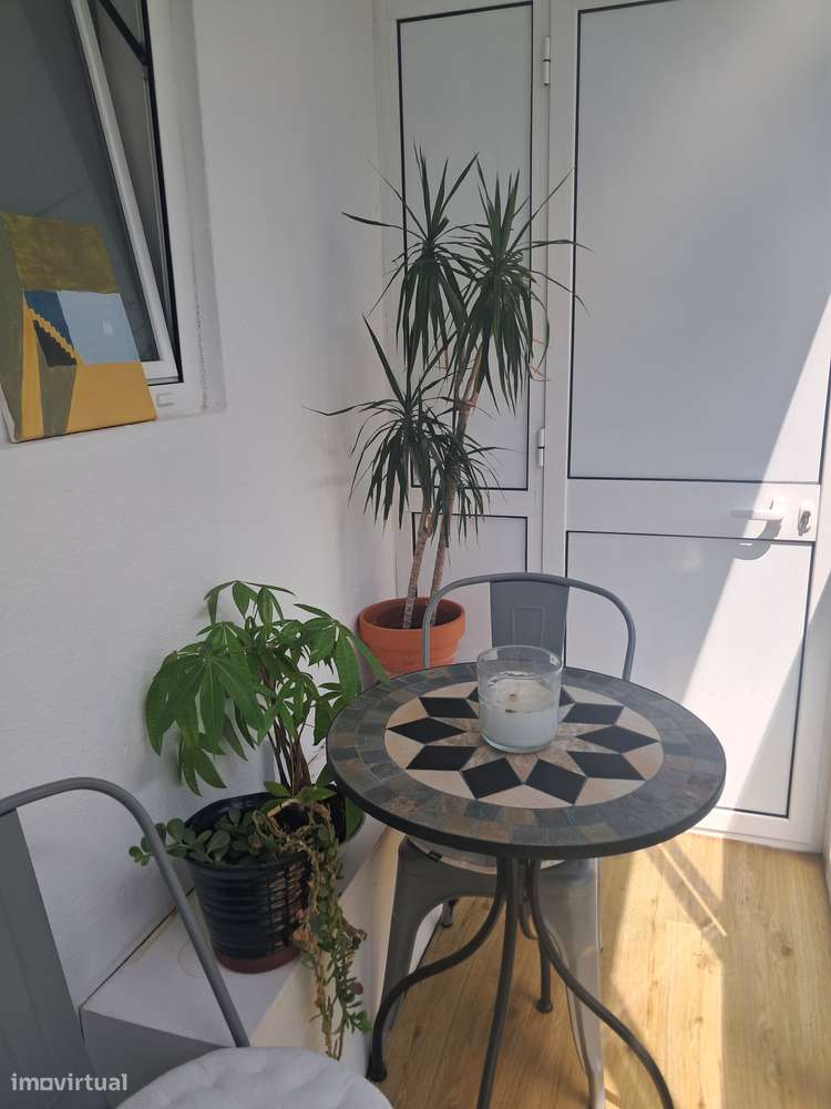 Excelente T3 +1 com terraço perto de Sapadores-23