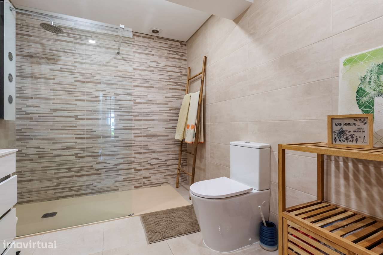 Apartamento T3 convertido em T2 c/ 2 Salas, Semi Remodelado em São Mar-35
