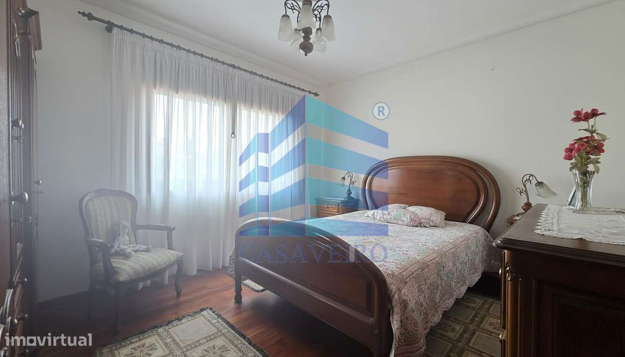 Moradia T5 com anexos em Azurva-12