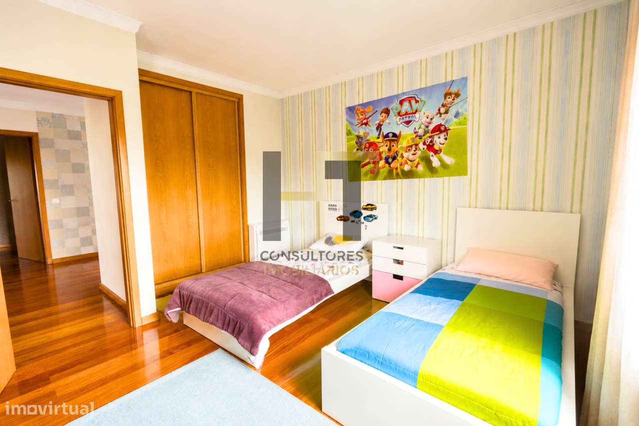 Moradia T3 | 4 Frentes | Piscina, Suite c/ Closet, Garagem 3 Carros |-21