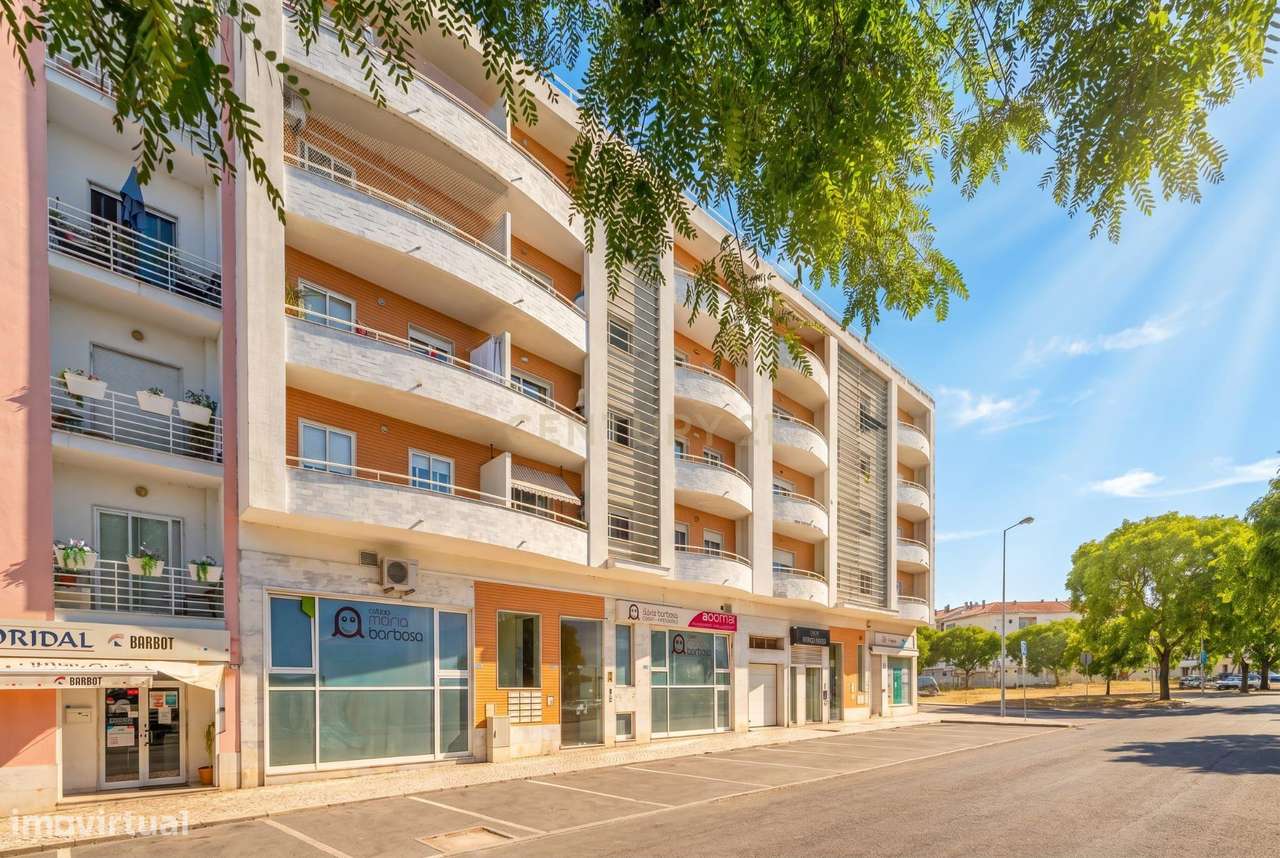 Apartamento T2 em Montijo com Parqueamento e Varandas-23
