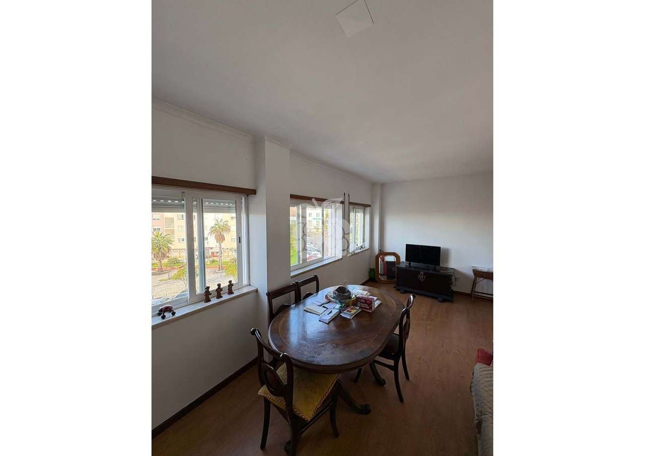 EXCELENTE T2  EM CARCAVELOS-0