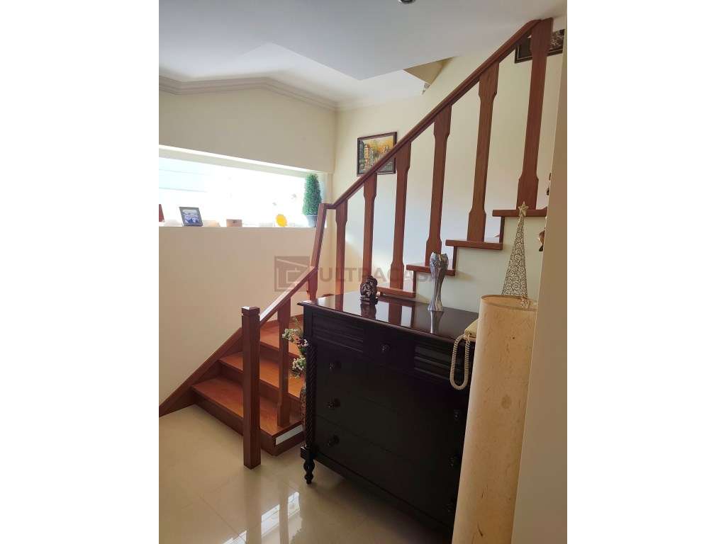 Vende-se Moradia V4 renovada com terraço, churrasqueira e horta a 5...-33