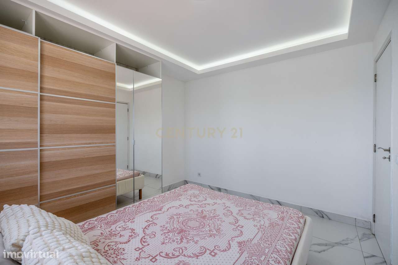 Exclusivo Apartamento T2 | Único Apartamento no 7º Piso | Vista Rio |-11