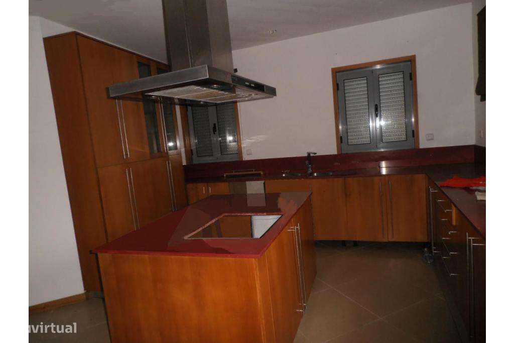 Moradia T3+1 - Com Garagem Box e Terreno - Aldreu - Grande imagem: 3/13