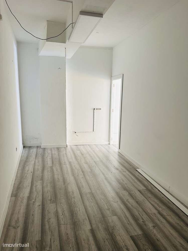 Amplo espaço comercial, em localização central de Valongo-6