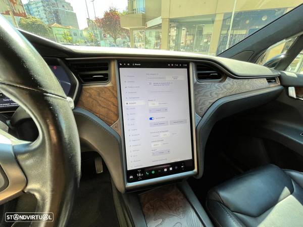 Tesla Model X - 24