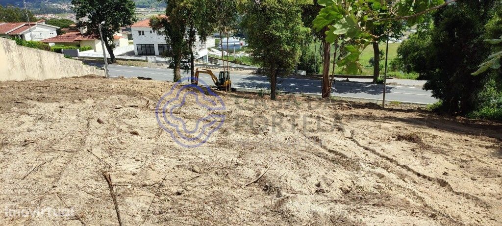 Terreno para construção à venda na Avenida Santiago de Gavião - Famali