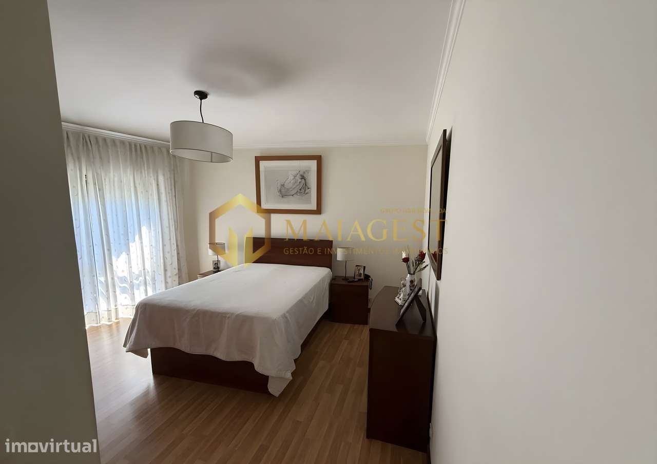 Apartamento T2 Renovado na Madalena com Garagem e Arrumos-26
