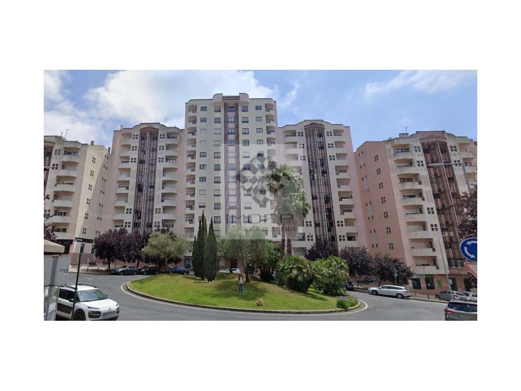 Fabuloso T4 na Radial em Odivelas com estacionamento!-48