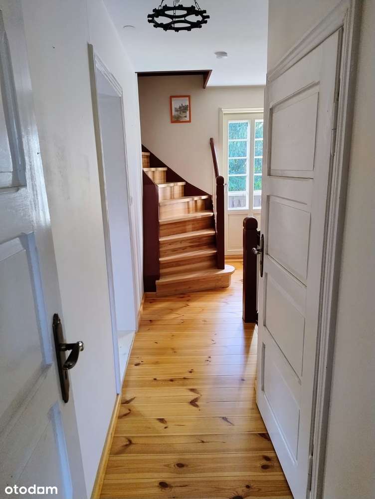 Piękny dom w otoczeniu zieleni na dużej działce.-7