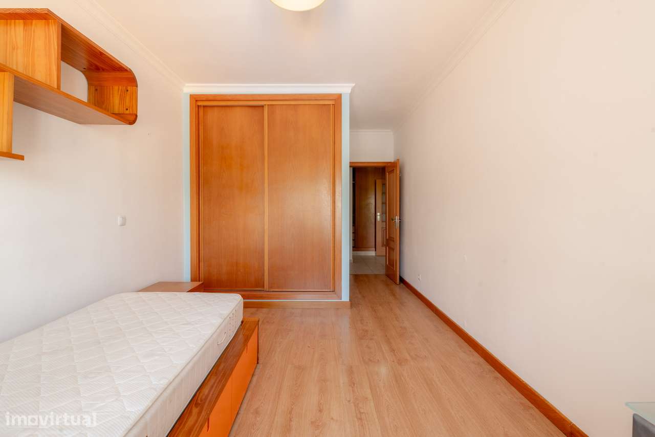 Apartamento de 2 Quartos em Lagos — Conforto, Localização e Potencial-15