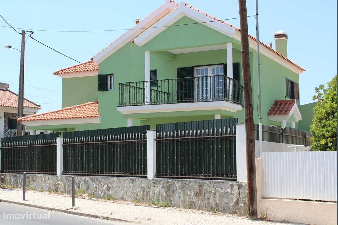 Moradia de Gaveto / 5 Assoalhadas / Charneca da Caparica-1