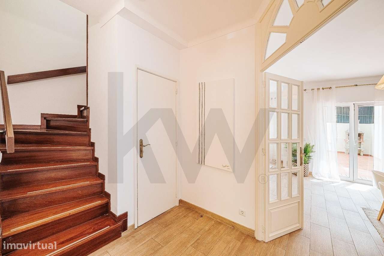 Moradia T3 em banda no Alto do Lagoal — luz natural, espaço e funciona-14