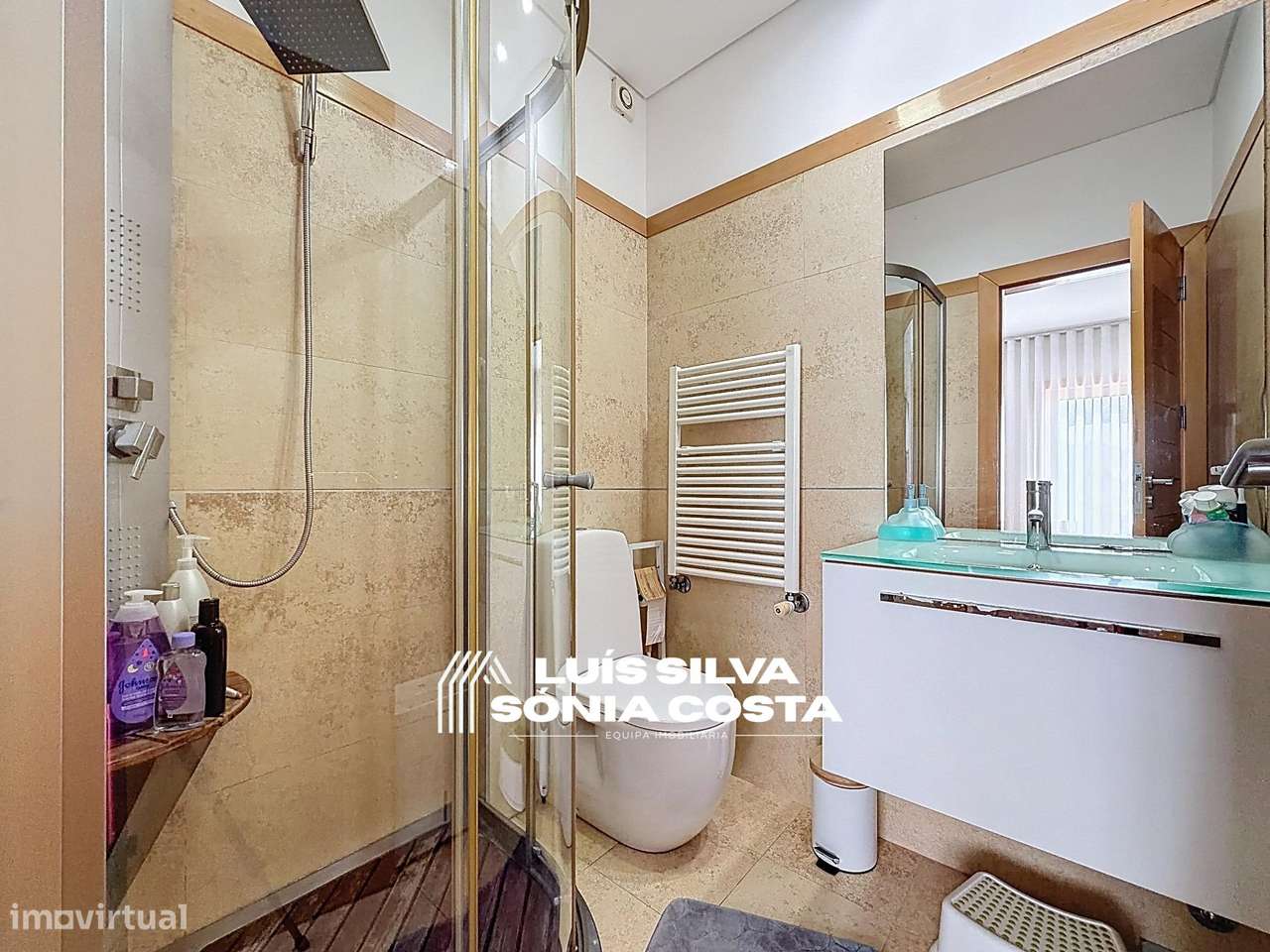 Moradia T4 Excelente Estado e Áreas | 2 Suites, Jacuzzi, Painéis...-24