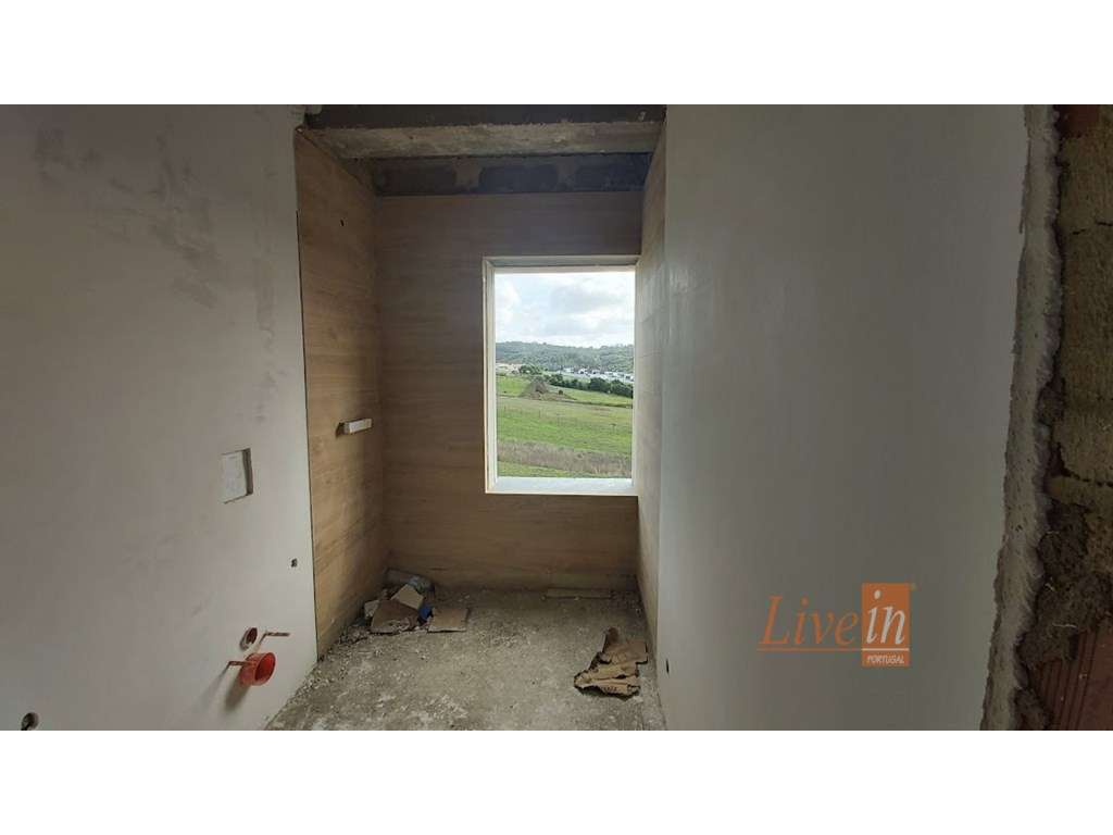 Moradia T4 Nova com Piscina e Jardim em Condomínio Privado em Mafra-11