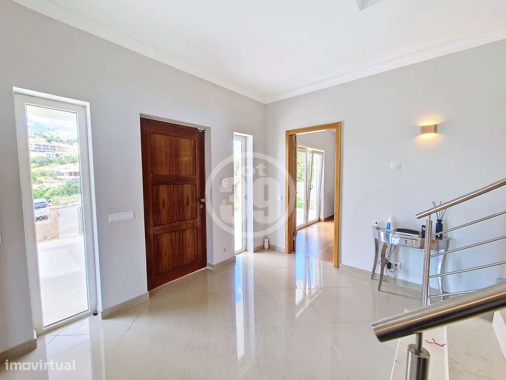 Moradia de luxo equipada com ampla garagem, jardins e piscina. - Grande imagem: 5/48