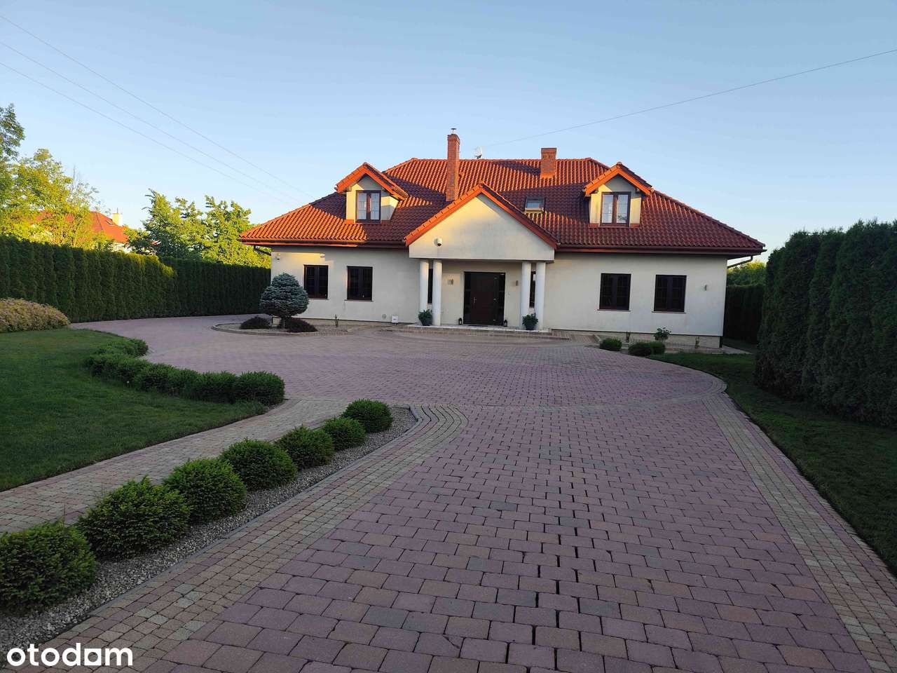 Dom wolnostojący 250m działka 3000m. Basen.