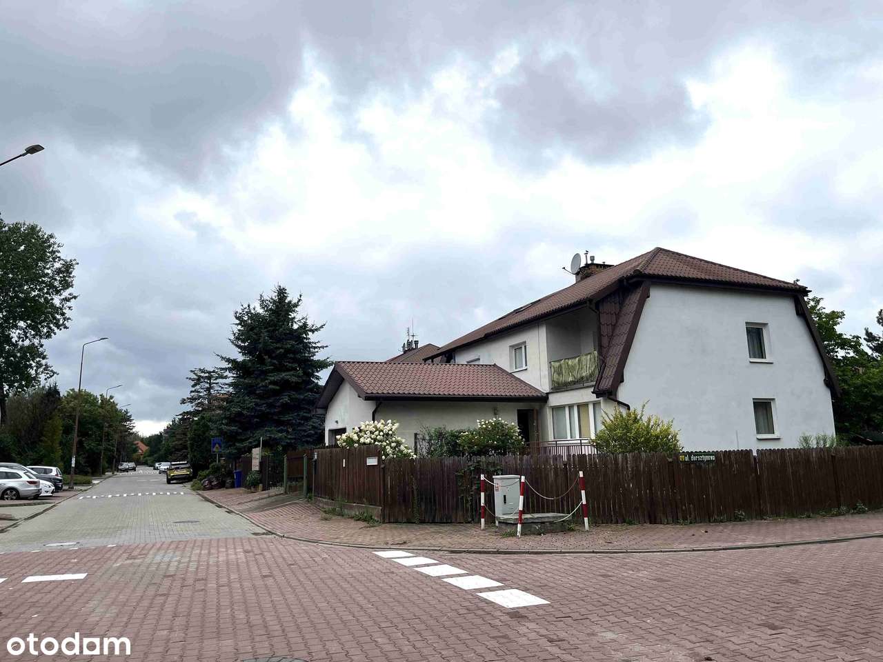 Dom bliźniak z piwnicą strychem i ogrodem w Komorowie
