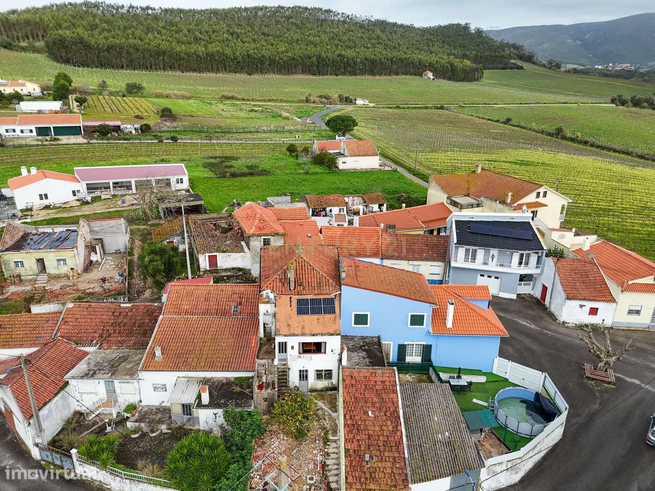 Moradia T3 com rés-do-chão comercial e jardim na Portela, Vila Verde d - Grande imagem: 5/32