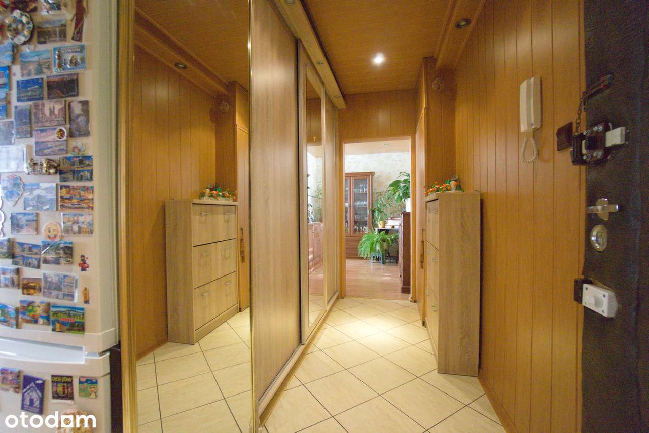 Balkon, brak innych bloków za oknami, parking przed blokiem - Pełny obrazek: 5/8