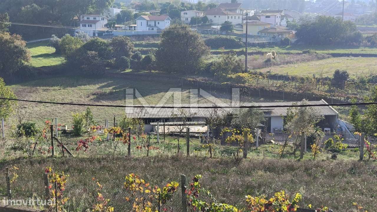 Terreno murado com construção - 2100m2-24