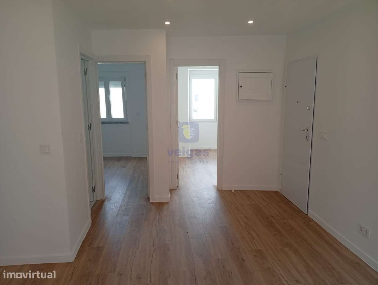 Apartamento T2 Renovado no Forte da Casa-14