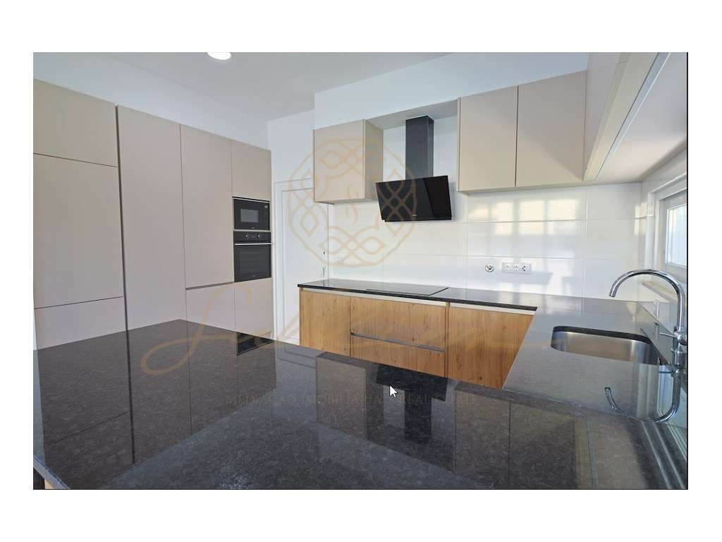 Moradia Nova com 4 Assoalhadas, Garagem Box e Piscina!-14