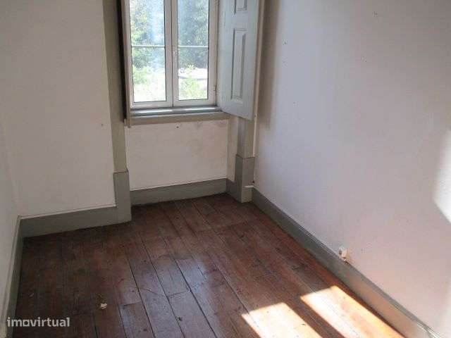 Vivenda na Av. Dias da Silva-13