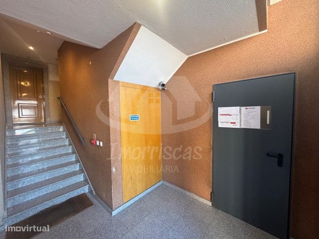 Apartamento T3 com garagem no Parque das Oliveiras, Camarate-27