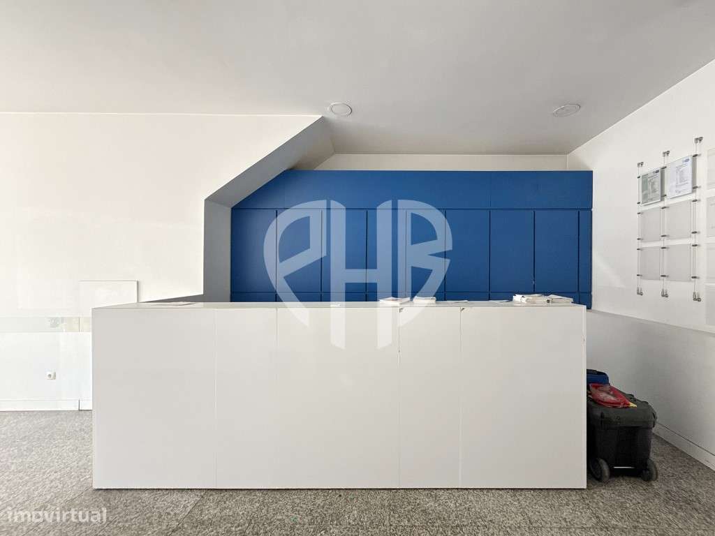 Edifício Comercial 2 Pisos // Rua do Padrão - Pedroso-2