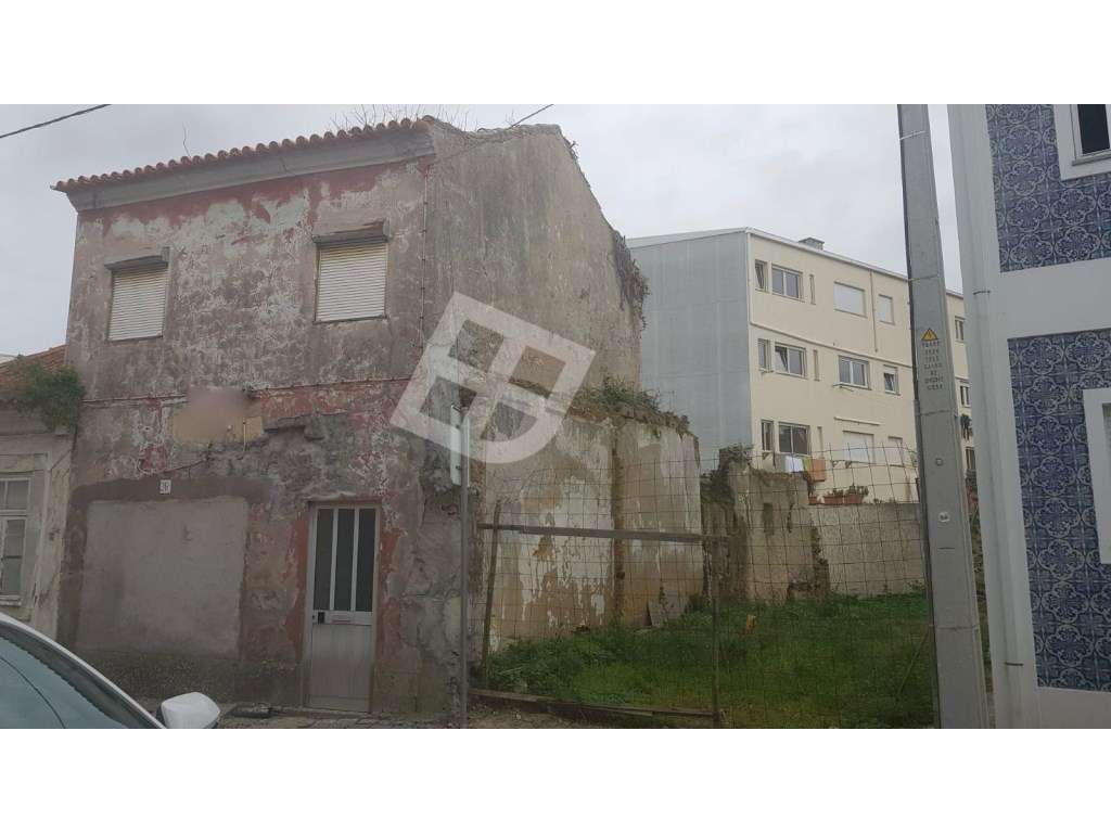 Moradia T2 para reabilitar - Localizada em Esgueira - Aveiro - Grande imagem: 2/20