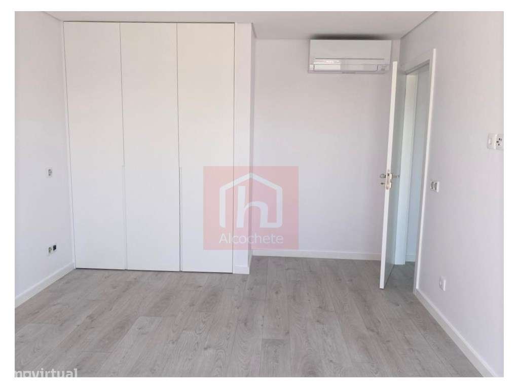 Apartamento T4 Duplex com garagem box no centro de Alcochete-28