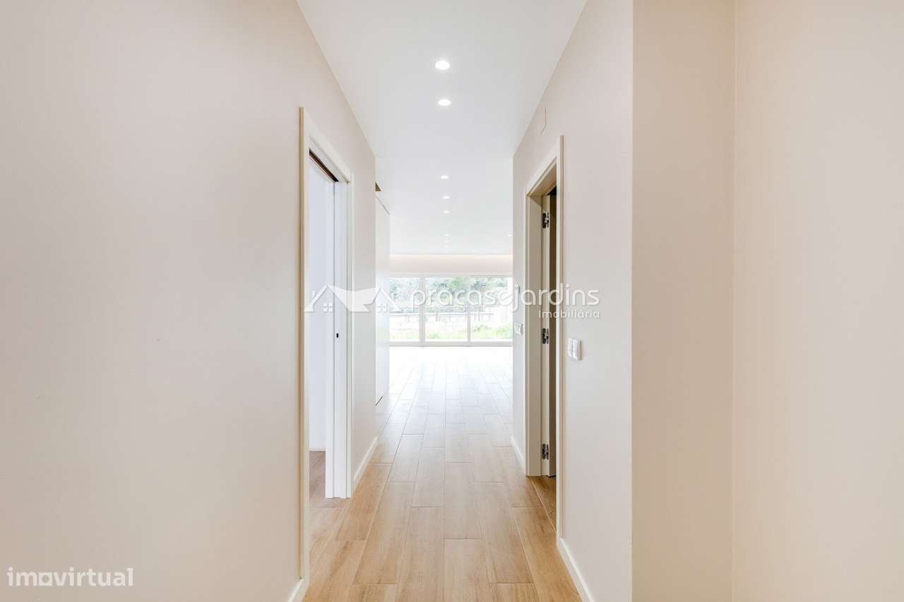 Moradia T3 de Arquitetura Moderna com Jardim e Garagem-5