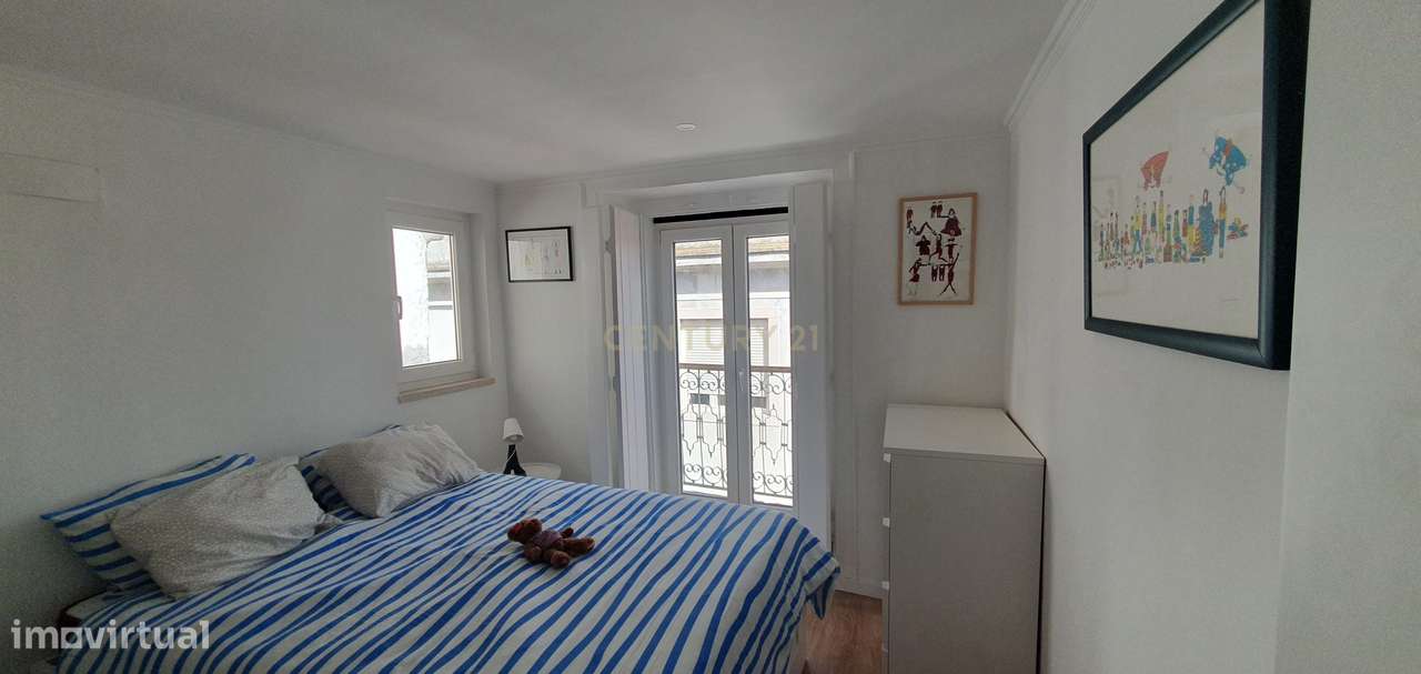 Prédio no Bairro Alto Remodelado com 3 Apartamentos e Loja, um Sonho p-24