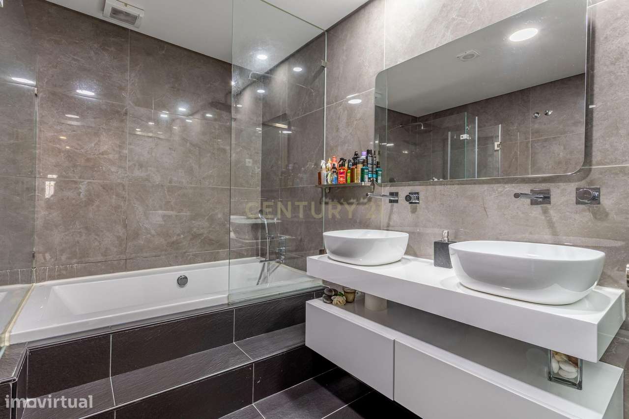 Procura espaço e conforto? Veja este T4 Duplex-25