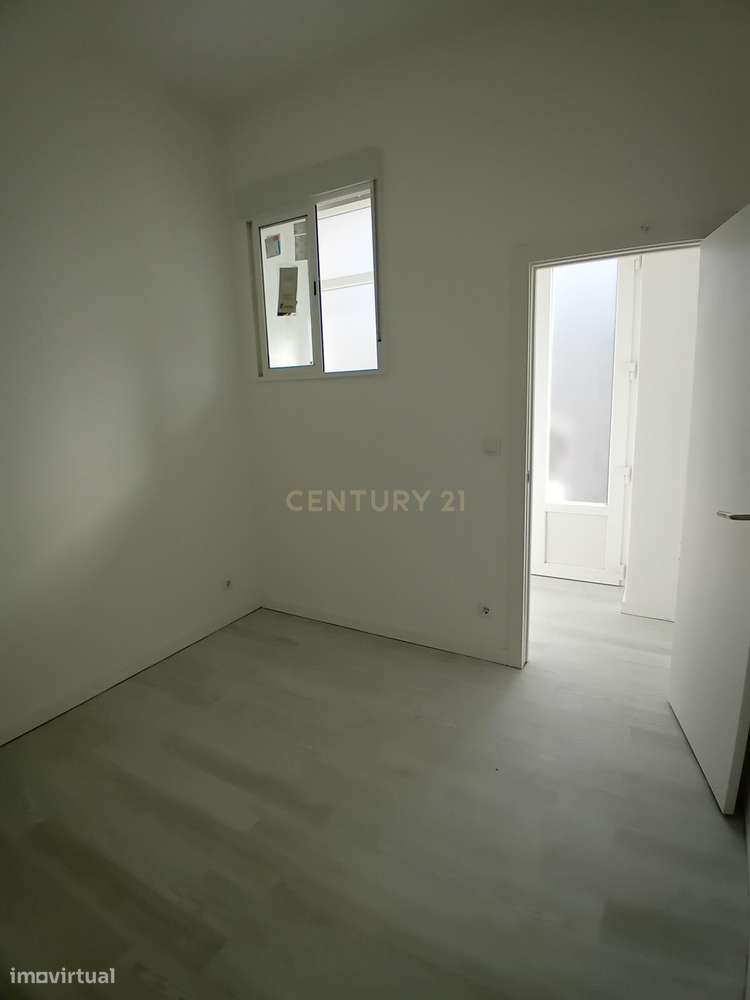 Loja remodelada no Laranjeiro - Grande imagem: 2/11