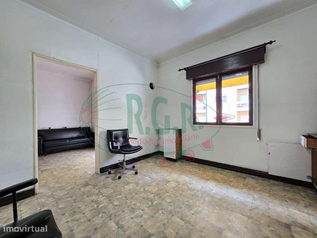 INVESTIMENTO - T5 Entrada Independente | Garagem | Peq. Quintal | C... - Grande imagem: 5/41