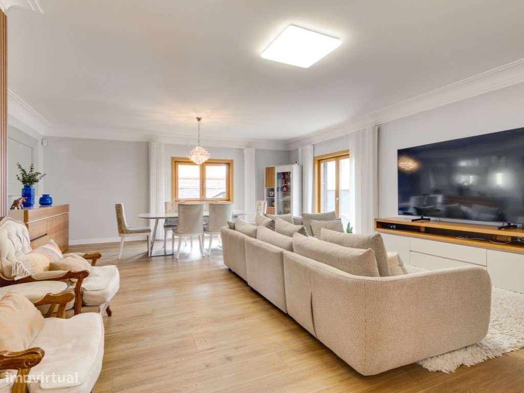 Moradia de Luxo T4+1 com Jardim e Garagem em Localização Prime em C... - Grande imagem: 4/51