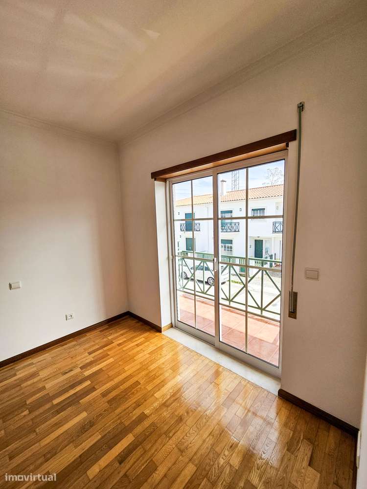 Moradia T5 com terraço e garagem, pronta a habitar-22