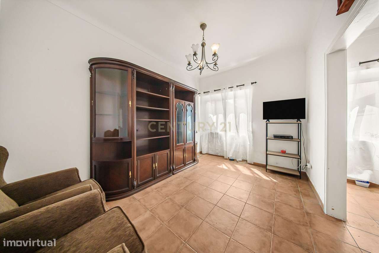 Moradia T4 com Churrasqueira, Jardim e Garagem – Excelente Exposição S-5