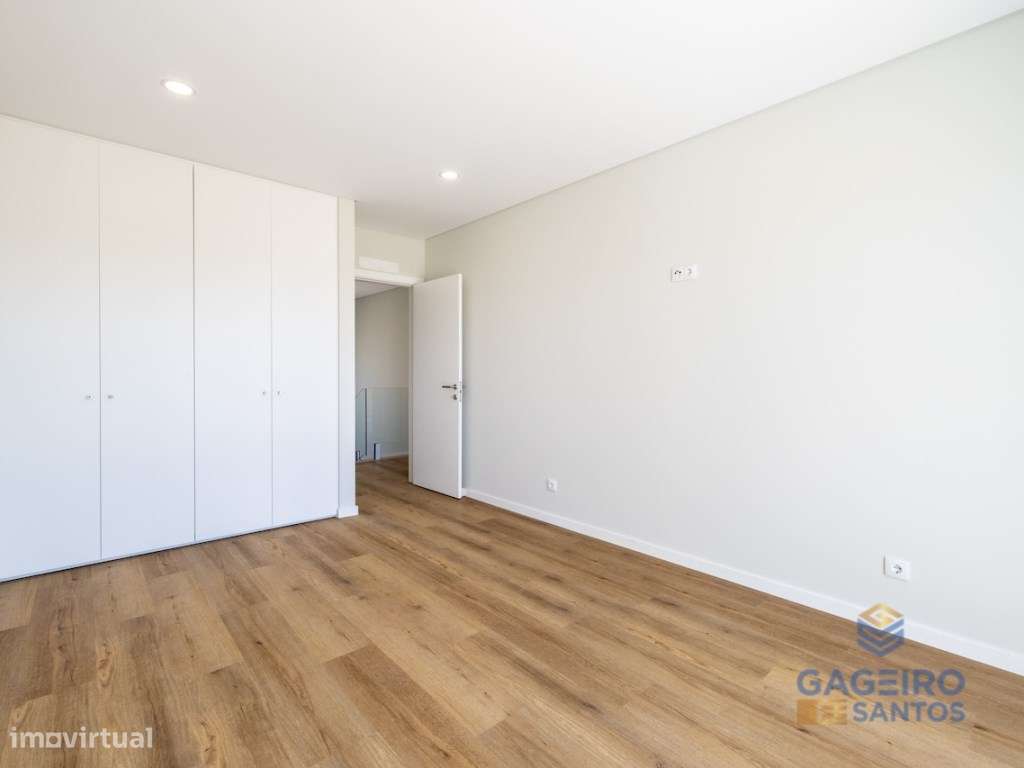 Moradia T4 com piscina, nova e pronta a habitar a 4 km da baía de S...-36